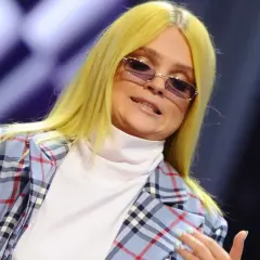 Kobieta z żółtymi włosami w kratowaną marynarkę i golf. Zastanawiasz się, ile lat ma Margaret?