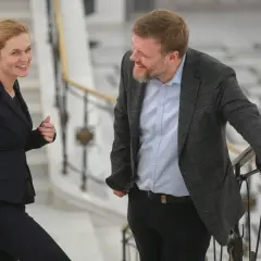 Adrian Zandberg i jego żona rozmawiają na schodach.