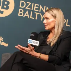 Patrycja Redo Łabędzewska udziela wywiadu dla Dziennika Bałtyckiego, trzymając mikrofon.