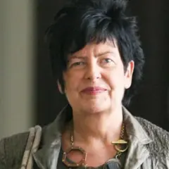Joanna Senyszyn, choć chora, prezentuje się z godnością, nosząc wyrazisty naszyjnik.