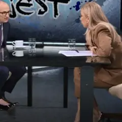 Anna Jędrzejowska w programie TVN dyskutuje z gośćmi przy stole.