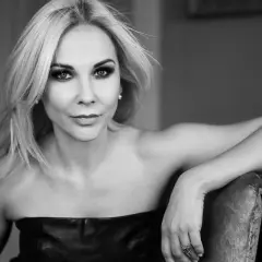 Anna Jędrzejowska, znana z TVN Fakty, w czarno-białej sesji. Jej spojrzenie przyciąga uwagę, a stylizacja podkreśla elegancję.