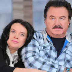 Krzysztof Krawczyk z córką, która opiera głowę na jego ramieniu.