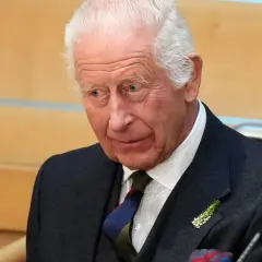 Król Karol w garniturze, z zamyśloną miną, być może zastanawia się nad tym, jak król Karol przerywa leczenie raka, by wypełniać obowiązki.