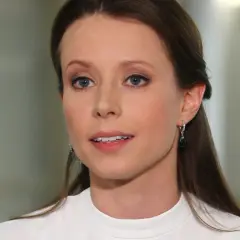 Justyna Sieklucka w białej bluzce, przygotowuje się do wystąpienia w Fakty TVN.