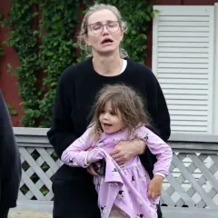 Cameron Diaz z córką, która ma na sobie fioletową sukienkę w kotki.