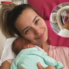 Sandra Kubicka urodziła! Szczęśliwa mama tuli noworodka, a w okienku widać jego maleńką rączkę.