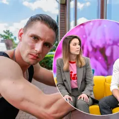 Filip Gurłacz w czerni i bieli, obok niego kobieta i mężczyzna w okrągłej ramce. Czy to jego rodzice?