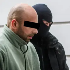 Krystek Sopot, w zielonym polarze, z zakrytą twarzą, obok niego mężczyzna w kominiarce.