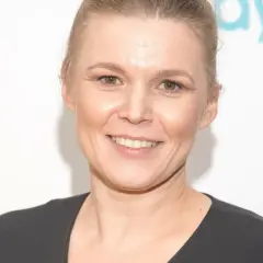 Uśmiechnięta Anna Seremak, znana z TVN Fakty, w czarnej bluzce.