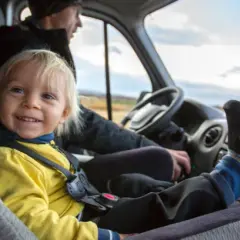 Od kiedy dziecko z przodu w aucie? Zasady bezpieczeństwa