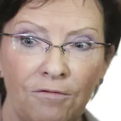 Zbliżenie na twarz kobiety w okularach. Zastanawiamy się, ile lat ma Ewa Pietrzyk Zieniewicz, patrząc na jej wyraz twarzy.