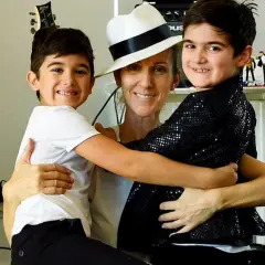 Celine Dion z synami, otoczona gitarami i figurkami Michaela Jacksona, celebruje muzyczne dziedzictwo.
