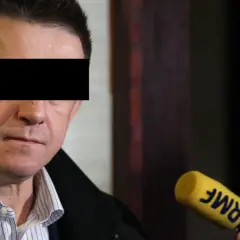 Mężczyzna z zakrytą twarzą, być może związany z aferą podkarpacką, udziela wywiadu dla RMF FM.