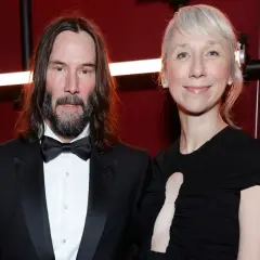 Keanu Reeves z żoną, Alexandrą Grant, na czerwonym dywanie.