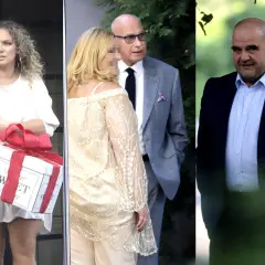 Piotr Machalica ślub. Kobieta z kręconymi włosami niesie prezent. W tle mężczyźni w garniturach.