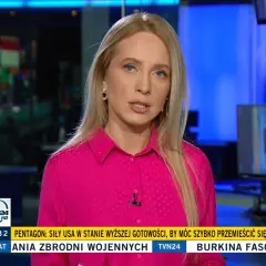 Monika Tomasik, dziennikarka TVN24, w różowej koszuli informuje o wydarzeniach na świecie.