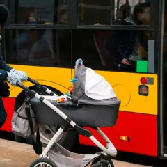 Czy można wyrzucić matkę z dzieckiem? Prawne ograniczenia