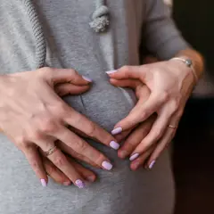 Czy manicure hybrydowy jest bezpieczny w ciąży? Ryzyka i zalecenia dla mam
