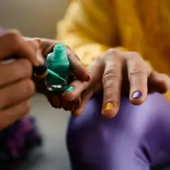 Jak uzupełnić hybrydę bez ściągania – prosty sposób na idealny manicure