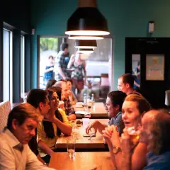 Jak się ubrać do restauracji ze znajomymi? Porady na każdą okazję