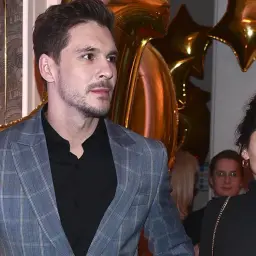 Adriana Kalska z partnerem na tle złotych balonów.