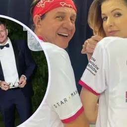 Weronika Anna Chajzer w błyszczącej sukni i jej partner w garniturze. Na drugim planie uśmiechnięty mężczyzna w czerwonej bandanie i kobieta w koszulce z napisem "Chajze".