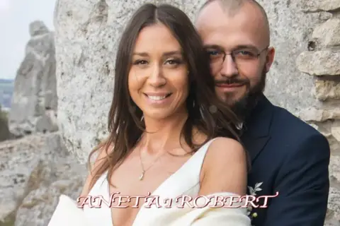 Aneta i Robert, para ze "Ślub od pierwszego wejrzenia", uśmiechają się do kamery na tle skał.