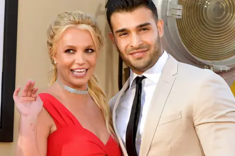Britney Spears i Sam Asghari, których związek zakończył się rozwodem, pozują do zdjęcia.