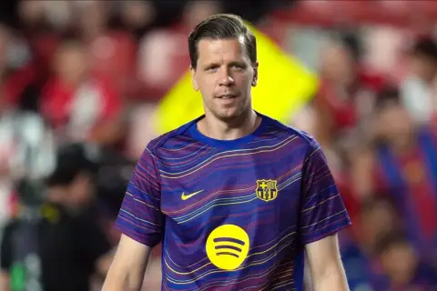 Piłkarz FC Barcelona, Marc-André ter Stegen, w koszulce z logo Spotify. Ile lat ma Szczęsny? To pytanie nie dotyczy tego zawodnika.