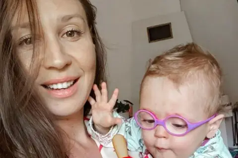 Aneta ze ślubu od pierwszego wejrzenia z córeczką w okularach.