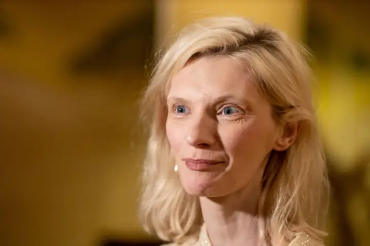 Agata Buzek zamyślona, jakby wspominała swoje dzieci. Jej spojrzenie jest ciepłe, a uśmiech subtelny.