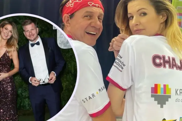 Weronika Anna Chajzer w błyszczącej sukni i jej partner w garniturze. Na drugim planie uśmiechnięty mężczyzna w czerwonej bandanie i kobieta w koszulce z napisem "Chajze".