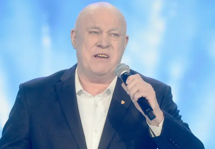 Ryszard Rynkowski, znany artysta, śpiewa do mikrofonu. Jego wiek nie przeszkadza mu w karierze.