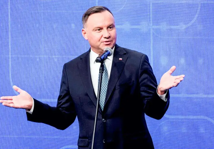 Andrzej Duda, prezydent RP, przemawia. Jego wykształcenie prawnicze z pewnością pomaga mu w karierze politycznej.