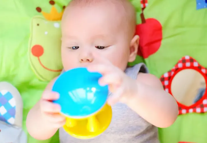 Co dla 2 miesięcznego dziecka? Kluczowe wskazówki dla rodziców.