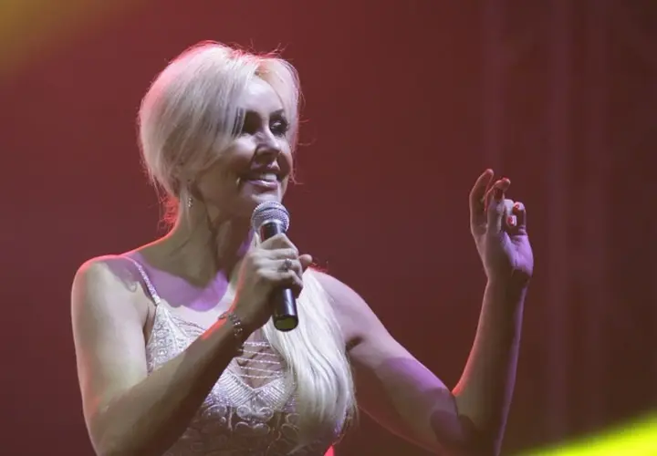 Teresa Werner, mimo swojego wieku, zachwyca na scenie. Wokalistka z mikrofonem w dłoni, w błyszczącej sukni, emanuje energią.