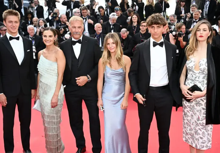 Kevin Costner z dziećmi na czerwonym dywanie.