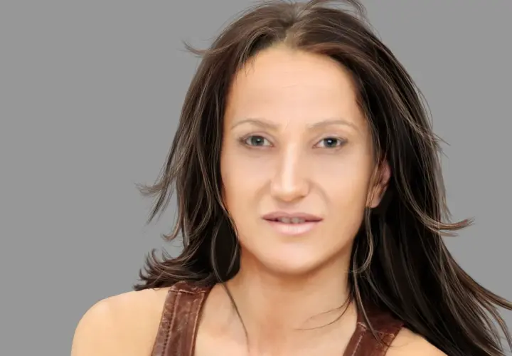 Justyna Steczkowska bez makijażu, z rozwianymi włosami i w skórzanej kamizelce, patrzy wprost na widza.