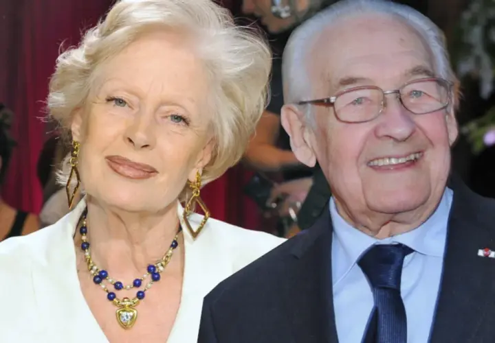 Uśmiechnięta para: Andrzej Wajda i jego żona, aktorka Beata Tyszkiewicz, na wydarzeniu.