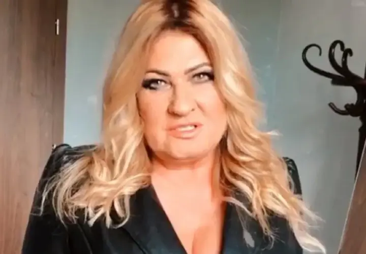 Beata Kozidrak, znana artystka, w czarnej marynarce. Jej wiek nie przeszkadza jej w emanowaniu energią.