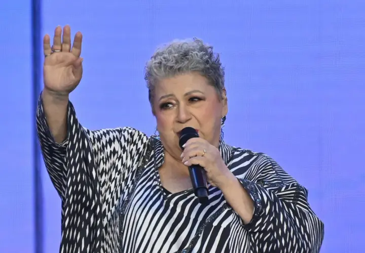 Pamela Bem-Niedziałek śpiewa na scenie, pozdrawiając publiczność.