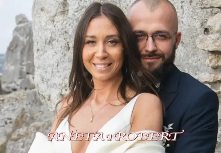 Aneta i Robert, para ze "Ślub od pierwszego wejrzenia", uśmiechają się do kamery na tle skał.