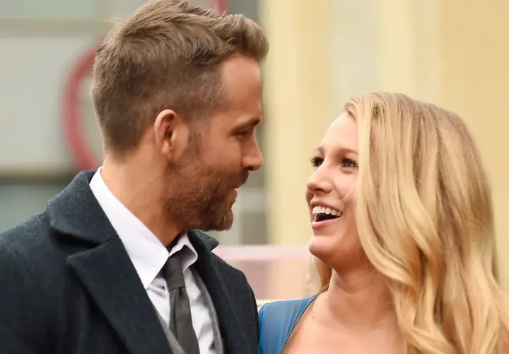 Ryan Reynolds i Blake Lively, rodzice trójki dzieci, patrzą na siebie z uśmiechem.