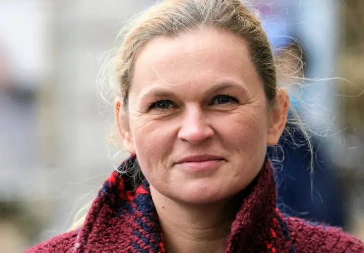 Barbara Nowacka, z uśmiechem na twarzy, w wieku, który świadczy o doświadczeniu życiowym.