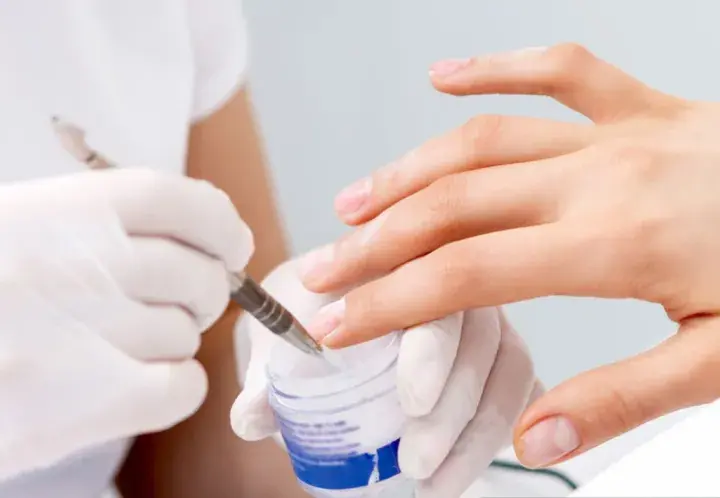 Dlaczego manicure tytanowy odpada? 5 przyczyn i rozwiązania