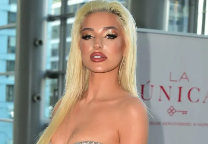 Caroline Derpienski, znana z błyszczących kreacji, prezentuje się zjawiskowo. Jej wiek to tajemnica, ale styl mówi sam za siebie.