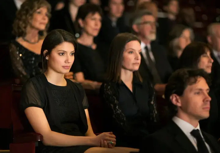 Jak ubrać się na koncert muzyki klasycznej, by wyglądać elegancko i czuć się komfortowo
