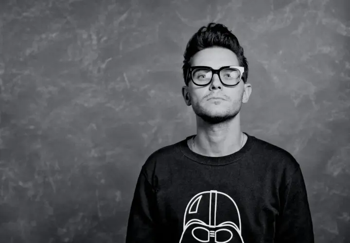 Tomasz Wasilewski, prezenter pogody, w okularach i bluzie z Darthem Vaderem. Ile ma lat?