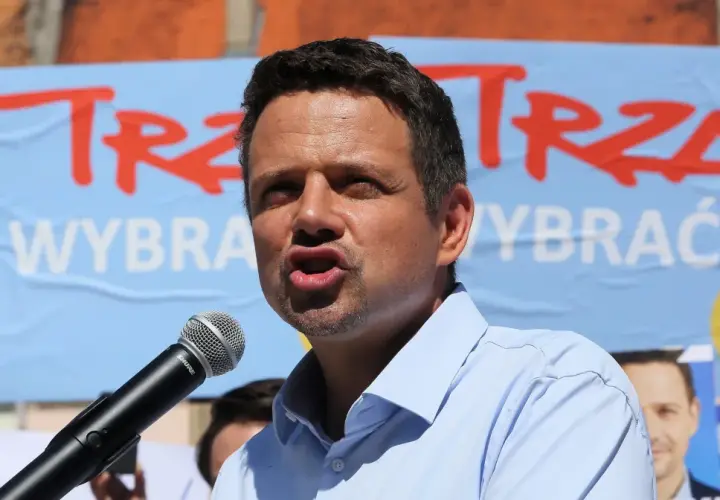 Rafał Trzaskowski przemawia do tłumu, w tle baner z hasłem "Trzask! Wybrać!". Może to być jego przemówienie do dzieci.